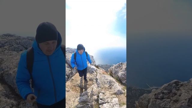 На вершине Куш-Кая (или Куш-Бурун), что переводиться как «Птичья скала» (664 м) смотреть онлайн