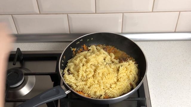 Макароны с тушенкой на сковороде Как приготовить МАКАРОНЫ с тушенкой вкусно смотреть онлайн