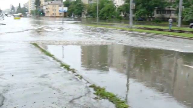 Подтопление улицы Автозаводской. Киев. 06.07.2011 смотреть онлайн