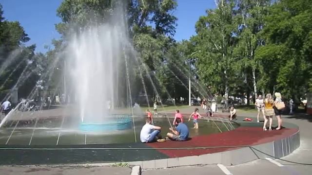 У фонтана в парке смотреть онлайн