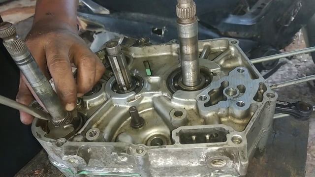 HOW TO ASSEMBLE TRANSMISSION OF HONDA XRM 110 (GEAR BOX ASSEMBLY) STEP BY STEP TUTORIAL/ Papachad T смотреть онлайн
