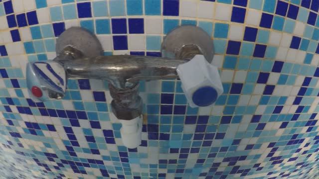 Как быстро снять барашек кран-буксы смесителя. Ломаем. смотреть онлайн