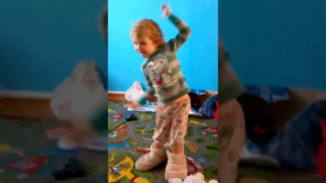 Верочка поет песню "уточка"(выдуманная песня) смотреть онлайн