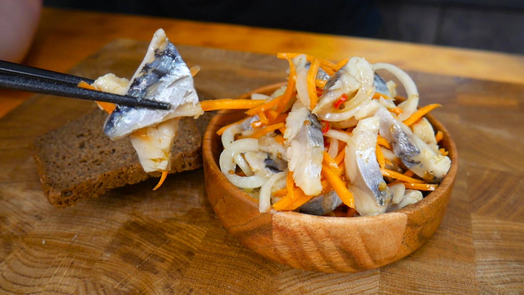 С такой закуской и красная икра не нужна – Маринованная скумбрия смотреть онлайн