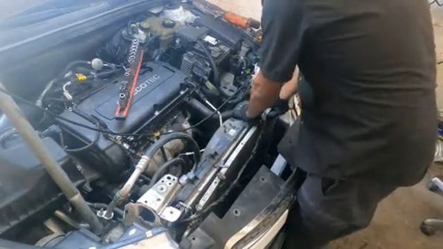 chevy cruze como cambiar el radiador смотреть онлайн