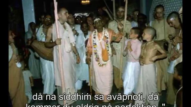 Prabhupada 0740 Vi måste se genom sidorna i sastra смотреть онлайн