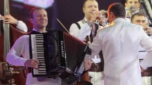 Ansamblul Etnofolcloric Plăieșii și Orchestra Fraților Advahov - La omul care mi-i drag