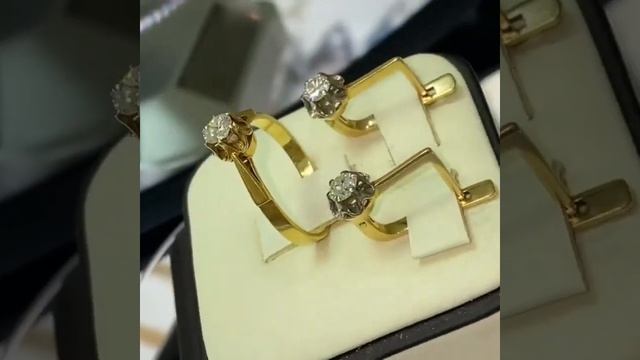 Золотой комплект, вставки бриллианты (подобранный) проба 750 Вес 6,59 гр Размер кольца 17,5 смотреть онлайн