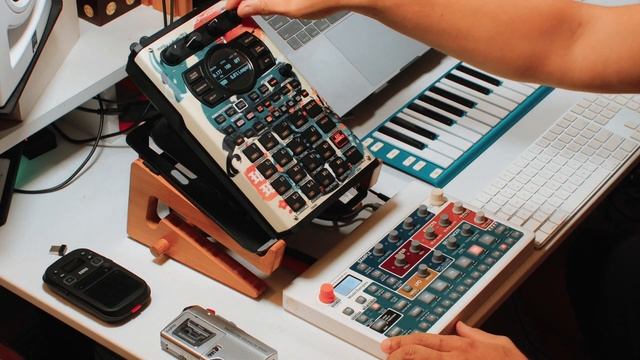 Roland SP-404 MK2 and Elektron Model Samples Lo-Fi Hip Hop смотреть онлайн