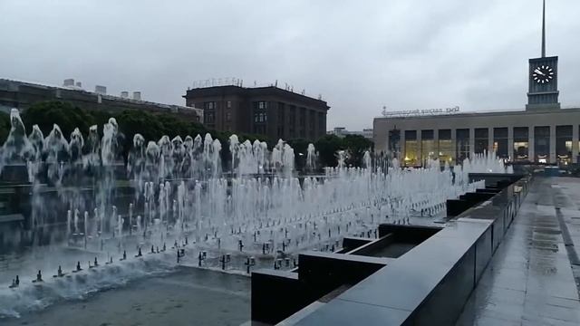 Те же фонтаны у Финляндского вокзала!!! смотреть онлайн
