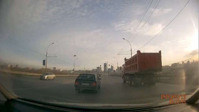 16.03.13 Из троллейбуса высыпаются деньги смотреть онлайн
