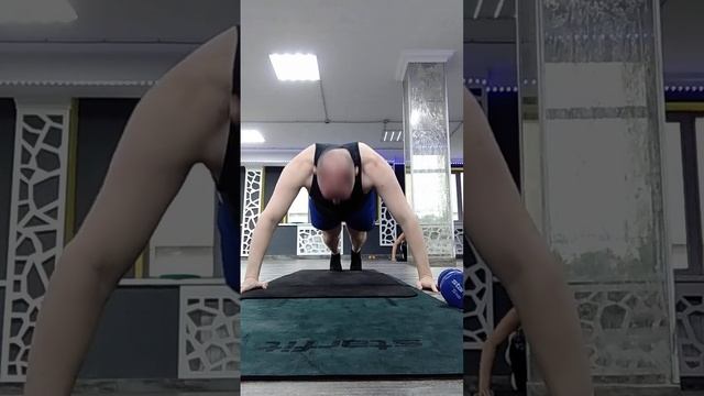 Отжимания от пола широким хватом. Фитнес. Мышцы груди. #sports #спорт #fitness #cardio #motivation смотреть онлайн