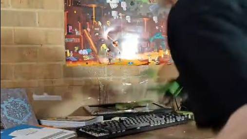 Разъярённый домовладелец ломает ПК DELL из-за Minecraft.