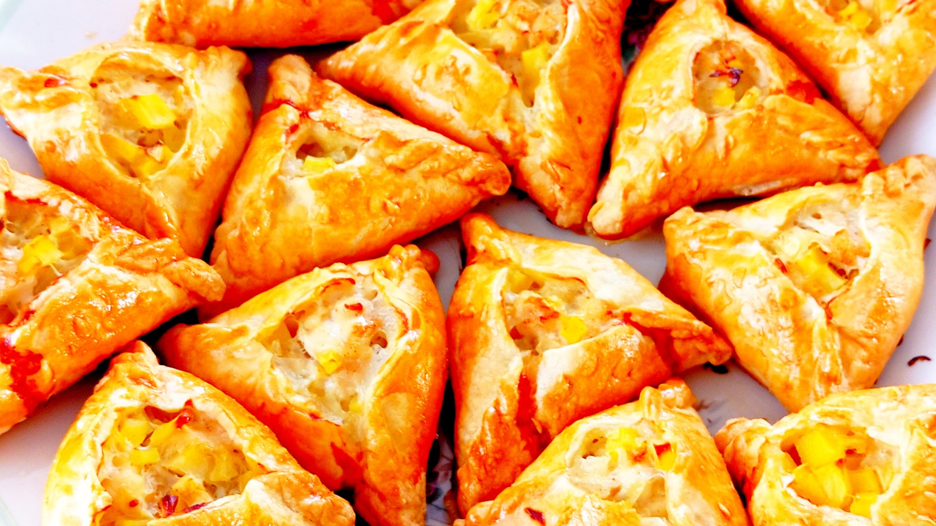 Курники с курицей и картофелем из готового слоёного теста смотреть онлайн