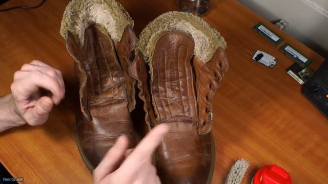 Shining Boots with Kiwi Carnauba Polishing Cream смотреть онлайн