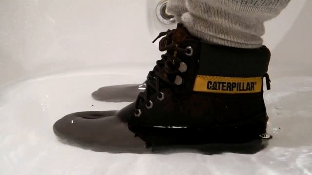 Caterpillar Colorado & grey socks soaked in the bath tub смотреть онлайн