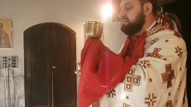 Причастие с кръвта Христова на свещеника смотреть онлайн