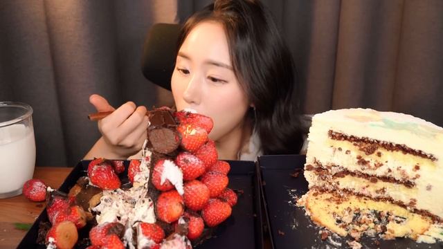 먹방인생 최고가 디저트🤑 2023 호텔 크리스마스 케이크 먹방 ASMR 딸기 트리 케이크 & 초콜릿 케이크ㅣCHRISTMAS CAKE MUKBANG смотреть онлайн