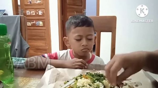 GOKIL!! NYUAPIN MAKAN BOCIL, SAMPAI MELOROTIN CELANA
