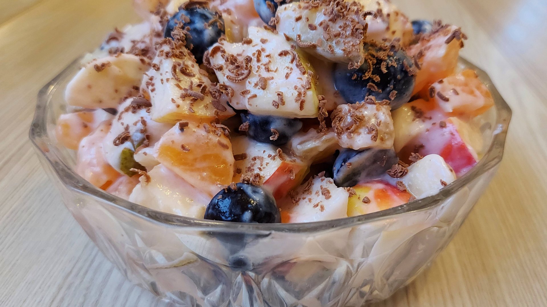 Фруктовый салат с йогуртом. Вкусный фруктовый десерт за 5 минут. Диетический, витаминный десерт смотреть онлайн