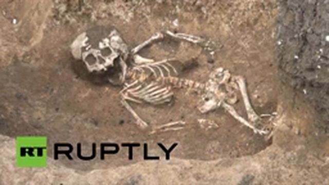 Russian archaeologists unearth 'Romeo and Juliet of the Bronze Age смотреть онлайн
