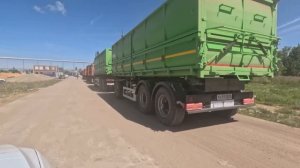 Зерновоз BEIBEN в деле! Погрузка и выгрузка пшеницы на элеваторе  Уборочная 2024