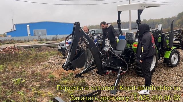 Наши менеджеры обучают клиента пользованию экскаватором