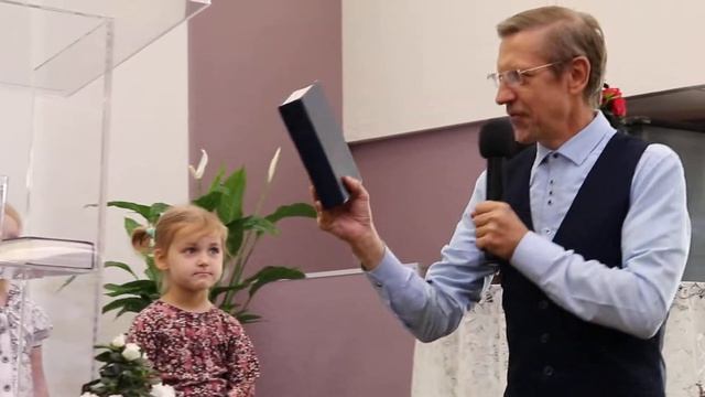Детская история и раздача книг смотреть онлайн