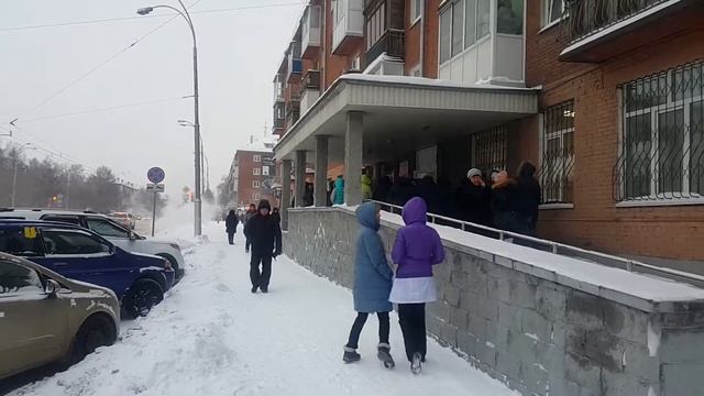 Пожарная тревога в поликлинике. Выгнали всех на улицу в -24! смотреть онлайн