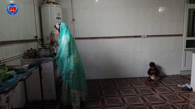 Nomadic dr:From cooking stuffed chicken at home to treating a snake bitten girl смотреть онлайн