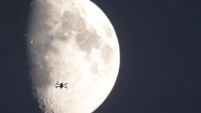 Квадрокоптер mavic2zoom на фоне Луны смотреть онлайн