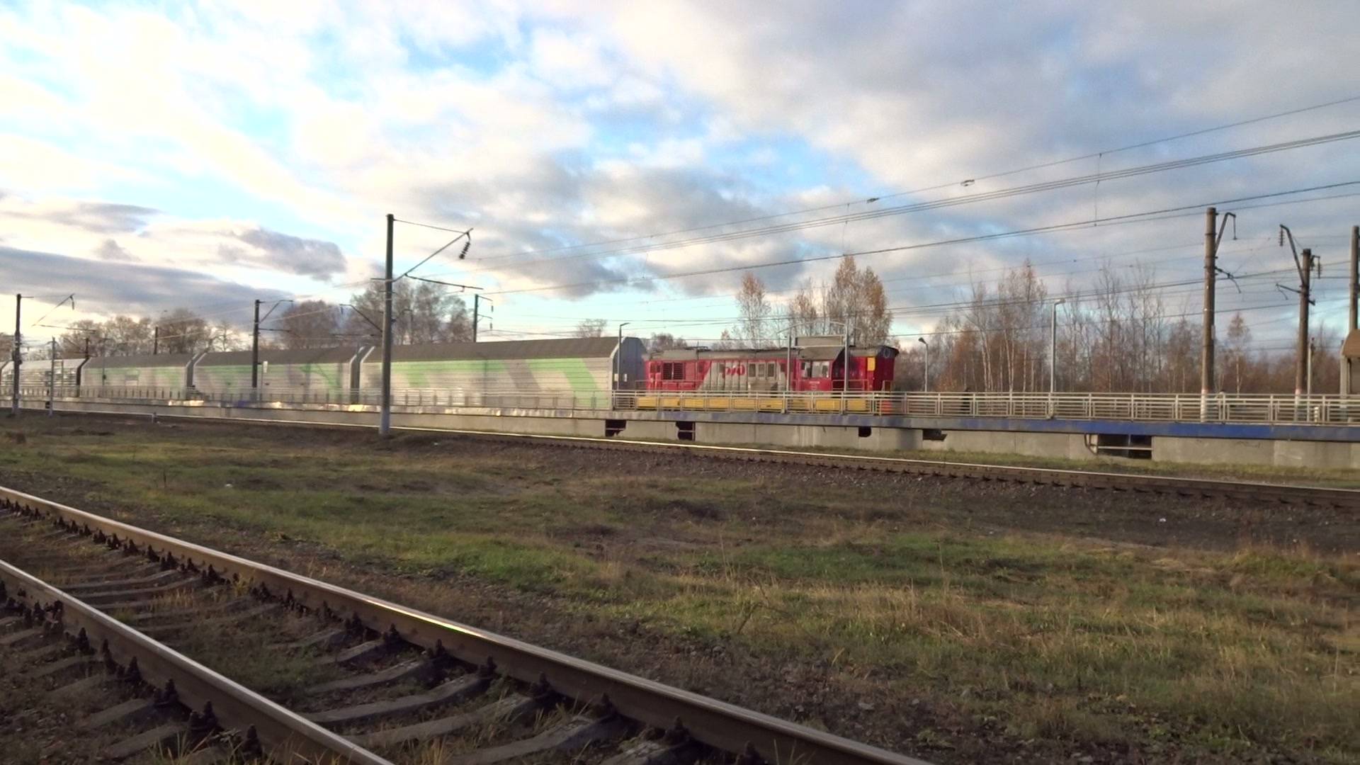 Тепловоз ЧМЭ3-??? с составом вагонов для перевозки автомобилей смотреть онлайн