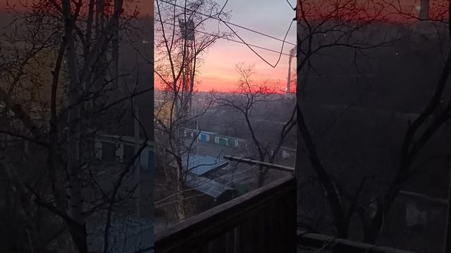 Красивый закат солнца в городе Черногорск зимой 2021 года. Вид на стадион "Шахтëр". смотреть онлайн