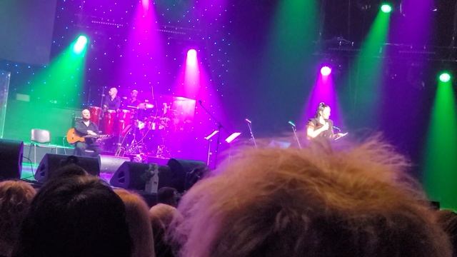 Позитив от Елены Ваенги. Рассказ про школу, девочек и мальчика. БКЗ Октябрьский 28.12.2022г. смотреть онлайн