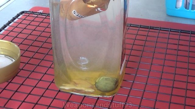 Demonstrating the dissolving power of Lye смотреть онлайн