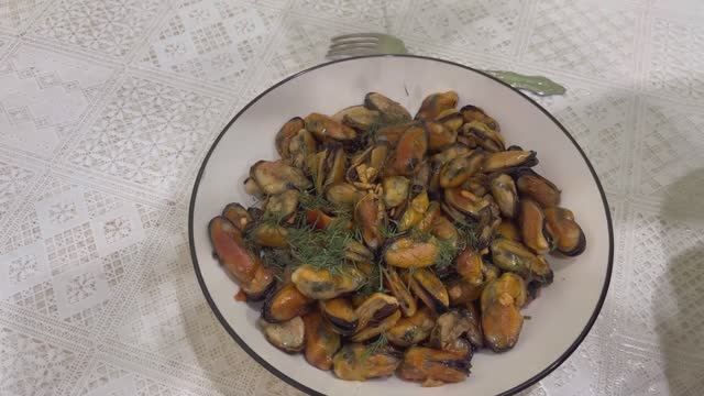 КАК ПРИГОТОВИТЬ МИДИИ С ЧЕСНОКОМ / ПРОСТОЙ И ВКУСНЫЙ РЕЦЕПТ смотреть онлайн