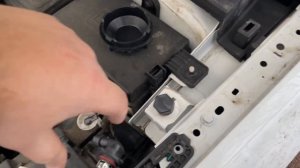 Замена галогенной лампы ближнего света на Geely Coolray