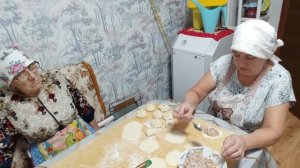 Лепим манты // у Ларисы самые красивые манты 😄👍// и у нас обед 🍜// 2 серия //