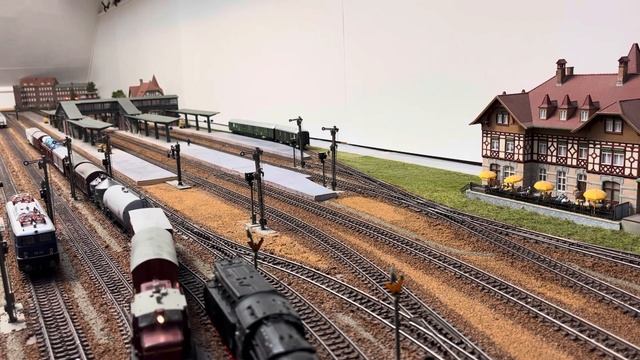 Piko Modellbahn diesellocomotief V60 rangeert op station enkele goederenwagens achter een Roco E40. смотреть онлайн