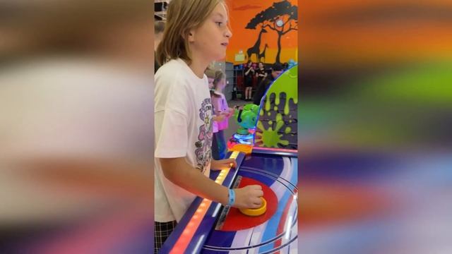Air Hockey игровой аппарат в Белка Парк смотреть онлайн