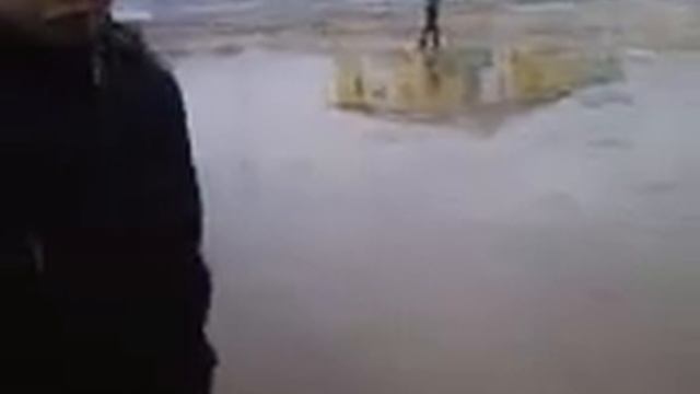 пацан прошел всю лужу без резиновых сапогов и чуть чуть промок! смотреть онлайн