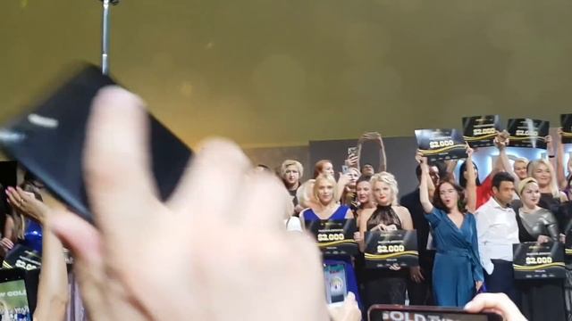 Чествование новых золотых директоров на сцене на гала-ужине в Мадриде смотреть онлайн