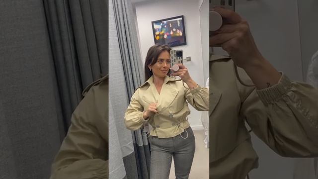 Укороченная модель женского бомбера от бренда DKNY: Детальный обзор модели смотреть онлайн