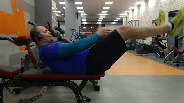 Прямые скручивания от скамейке: ноги на полу с добиванием на весу. смотреть онлайн