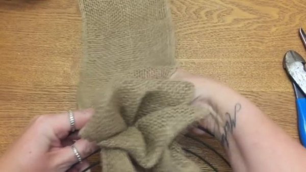 How To Make A Burlap Wreath: Pull-Through Method