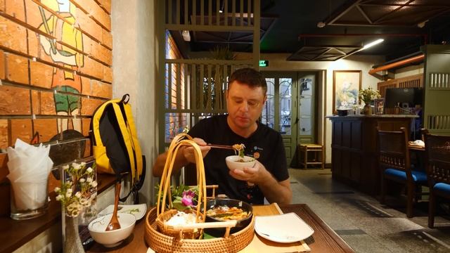 Обзор MIAs restaurant. Ресторан национальных блюд в ХАНОЕ!!! смотреть онлайн