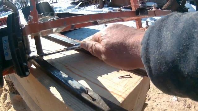 Распиловка ну очень толстых бревен на доски бензопилой с рамкой для продольного пиления