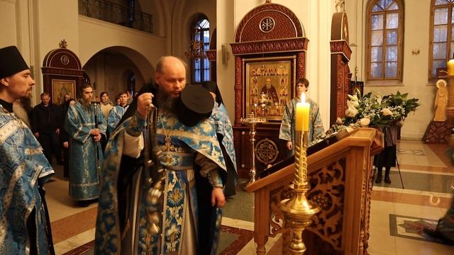 Изнесение Креста Господня из алтаря в центр храма в середине Великого поста смотреть онлайн