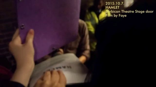 Benedict Cumberbatch, HAMLET Stage door #3 (2015.10.7) смотреть онлайн