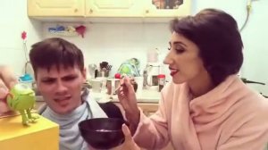 Мама и сын (кушать)